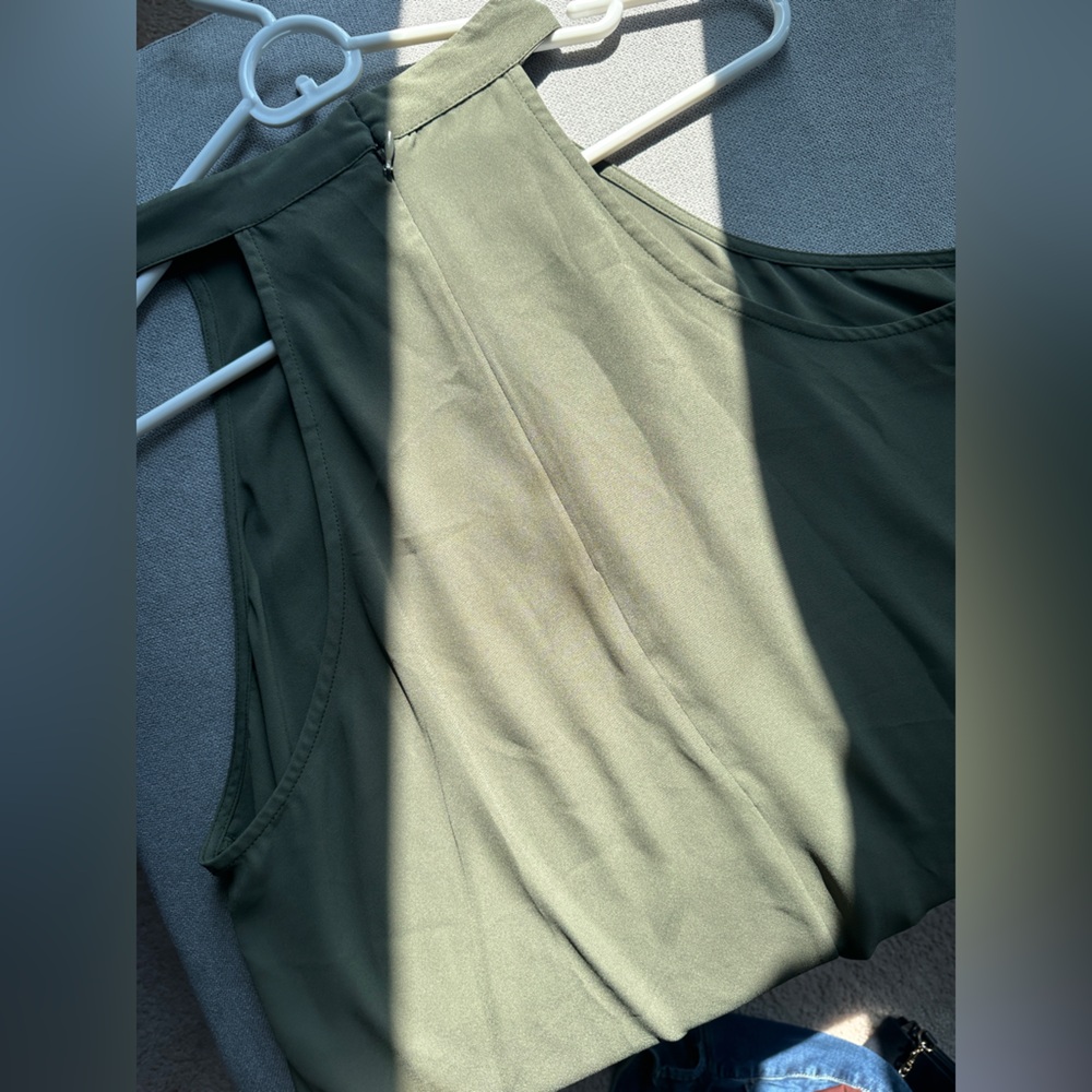 Olive Green Keyhole Express Halter Top L EXECELLNT COND.